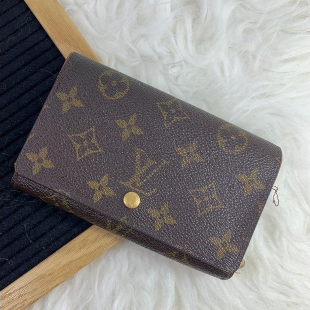 LOUIS VUITTON EMILE ZIP WALLET